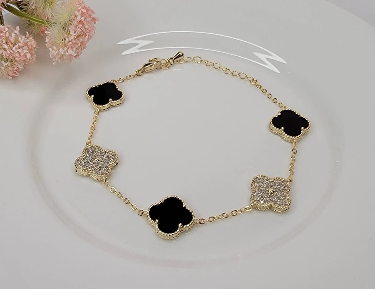 5 charm four leaf clover bracelet Crystal Works by Betty Oh (Black)