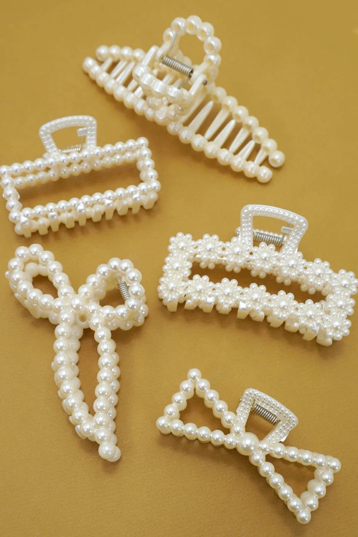 PEARL HAIR CLAW CLIPS