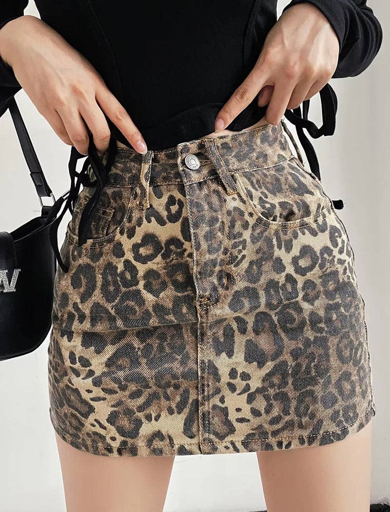 Minifalda vaquera con estampado de leopardo