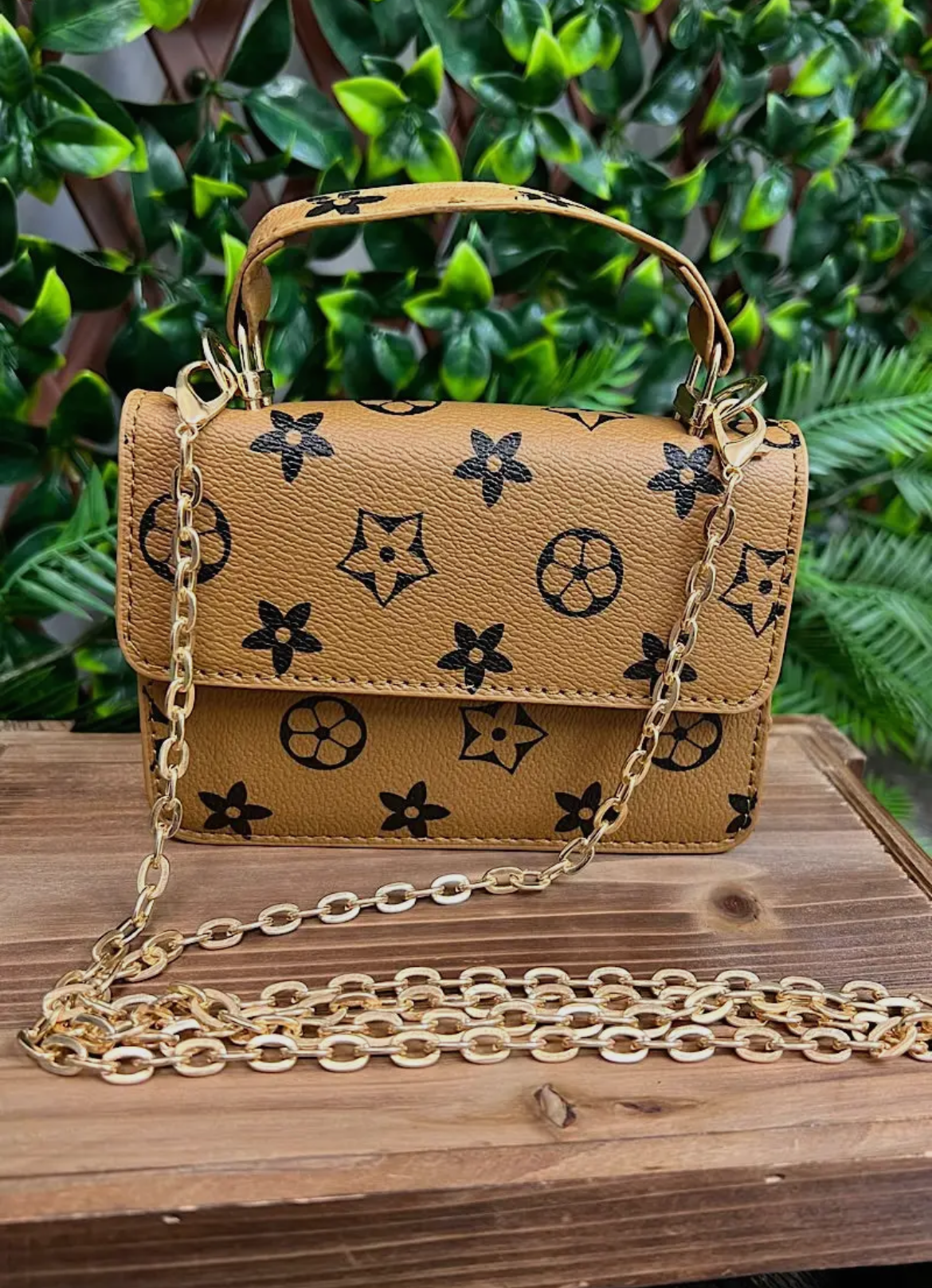 Cartera pequeña cruzada de 5 x 7 con cadena (beige)